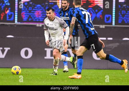 Gary Medel (Bologna) Roberto Gagliardini (Inter) während des italienischen "serie A"-Spiels zwischen Inter 3-1 Bologna im Giuseppe Meazza-Stadion am 05. Dezember 2020 in Mailand, Italien. Quelle: Maurizio Borsari/AFLO/Alamy Live News Stockfoto