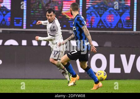 Gary Medel (Bologna) während des italienischen "serie A"-Spiels zwischen Inter 3-1 Bologna im Giuseppe Meazza-Stadion am 05. Dezember 2020 in Mailand, Italien. Quelle: Maurizio Borsari/AFLO/Alamy Live News Stockfoto