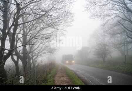 Brighton UK 7. Dezember 2020 - EIN LKW fährt durch eisigen Nebel am Devils Dike auf dem South Downs Way nördlich von Brighton. Es wurde prognostiziert, dass heute in einigen Teilen Großbritanniens dichter Nebel herrschen wird, was die Fahrbedingungen schwierig macht : Credit Simon Dack / Alamy Live News Stockfoto