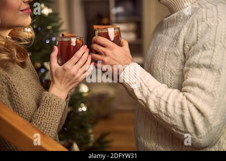 Stilvolle junge Paar mit Teetassen in der Hand suchen Einander in modernen Wohnungen Stockfoto
