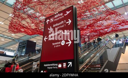 Schönefeld, Deutschland - 1. November 2020 - Wegweiser am Flughafen Berlin Brandenburg (BER), Willy Brand Airport Stockfoto