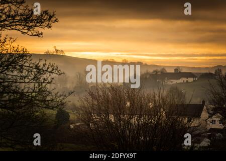 Als die Sonne über den Hügeln Rose, der Nebel hing tief im Otter Tal. Stockfoto