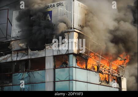 Bukarest, Rumänien - 7. Juli 2012: Feuerwehrleute versuchen, die Flammen zu löschen, die ein Gebäude verschlungen haben. Stockfoto