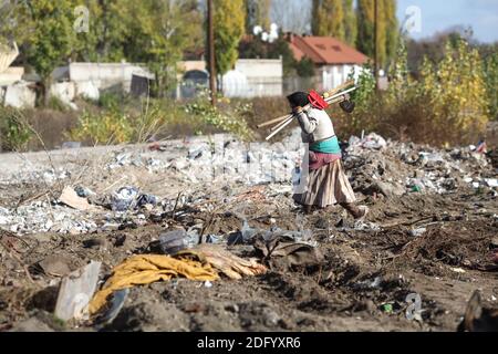 Bukarest, Rumänien - 15. November 2013: Arme Leute packen und tragen ihr Hab und gut, nachdem sie von der Polizei aus ihren Notunterkünften vertrieben wurden. Stockfoto