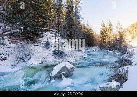 Winterlandschaft - ein nicht eiskalten Strom im Winter verschneiten Wald Stockfoto