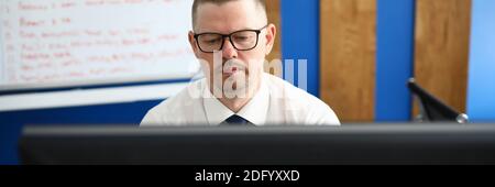 Kluge Person, die schwarze Brille trägt Stockfoto