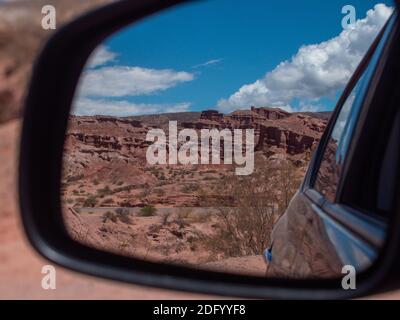 Ein Blick auf die Berge durch einen Autoflügelspiegel in der Nähe von Jujuy, Argentinien. Stockfoto