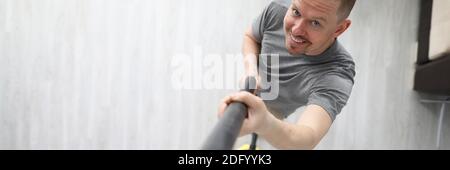 Glücklicher Erwachsener und elektrische Maschine Stockfoto