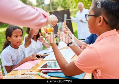 Während der Nachhilfe machen die Kinder ein Experiment im Chemie-Ferienkurs Stockfoto