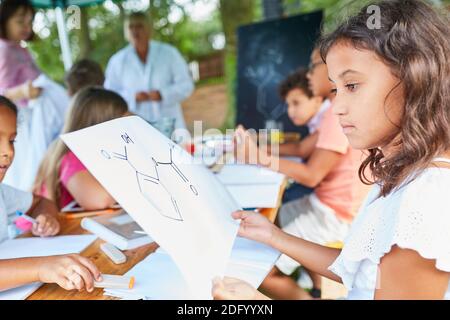 Gruppe von Kindern in der Chemie Nachhilfe Klasse in der Sommerschule Im Urlaub Stockfoto