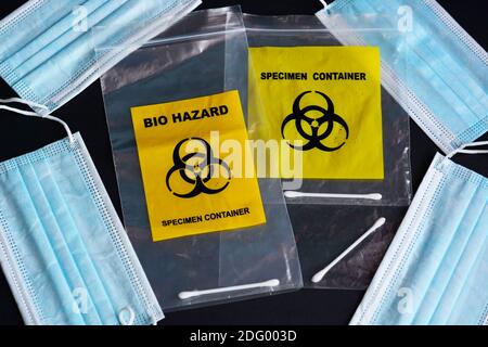 Bio Hazard Specimen Zip Lock Mit Facemask Auf Dunklem Hintergrund. Covid-19 Virus Stockfoto