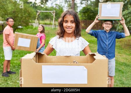 Kinder sammeln Spenden in gutherzigen und alten Kleidern als Freiwillige In Hilfskampagnen Stockfoto