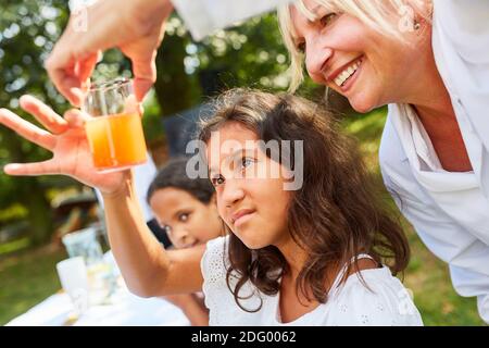 Mädchen im Sommer Unterricht für Chemie mit der Lehrer während eines Experiments Stockfoto