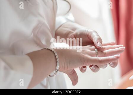 Nahaufnahme des Diamantrings am Finger der Frau Stockfoto