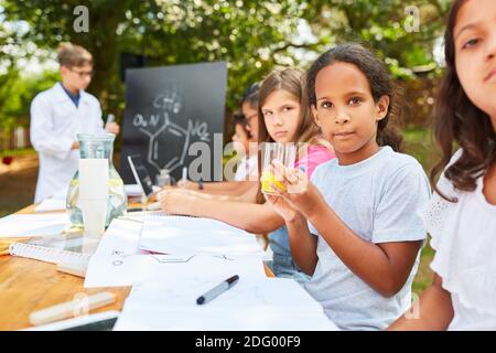 Gruppe von Kindern in der Nachhilfe Chemie-Klasse im Sommerlager Ferienkurs Stockfoto