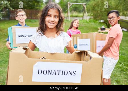 Kinder sammeln als Freiwillige Spenden für die Kleidersammlung Stockfoto