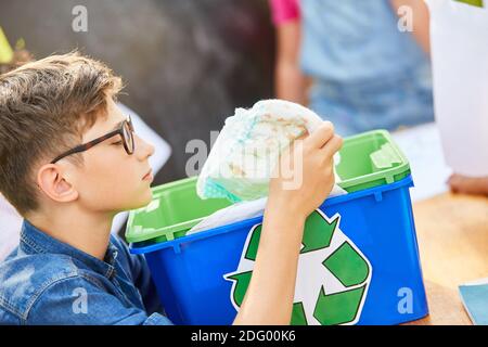 Junge mit Plastikmüll im ökologischen Ferienlager während Eine Recycling-Kampagne für Abfälle Stockfoto