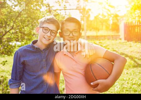 Zwei glückliche Kinder mit Basketball zusammen im Sommer Lager Stockfoto