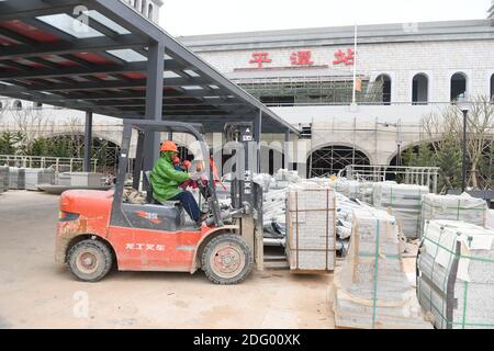 Provinz Fujian, China. Dezember 2020. Ein Mitarbeiter der China Railway First Group Co., Ltd. Bewegt Baustoffe mit einem Gabelstapler auf der Baustelle des integralen Pingtan-Verkehrsknotenpunkts entlang der Fuzhou-Pingtan-Eisenbahn in der südöstlichen Provinz Fujian in China, 7. Dezember 2020. Der Knotenpunkt bringt mehrere Verkehrsträger wie Hochgeschwindigkeitszüge, öffentliche Busse, Taxis und private Autos unter ein Dach, um den Fahrgästen ein „Seamless Interchange“-Erlebnis zu ermöglichen. Quelle: Xinhua/Alamy Live News Stockfoto