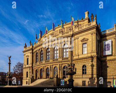 Fassade des Rudolphinum Opernhauses in Prag am Abend Leicht Stockfoto