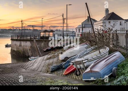 Appledore, North Devon, England. Montag, 7. Dezember 2020. Wetter in Großbritannien. Nach einer sehr kalten Nacht in North Devon bedeckt eine Frostschicht die kleinen Boote, die am Kai des Küstendorfes Appledore befestigt sind. Quelle: Terry Mathews/Alamy Live News Stockfoto