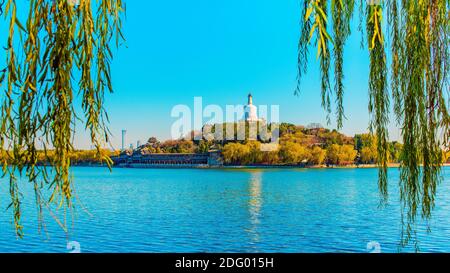 Wunderschöne Aussicht auf Jade Island mit weißer Pagode im Beihai Park. Sonniger Tag, klarer blauer Himmel. Panoramaansicht. Herbstsaison. Herbstzeit. Peking, China. Stockfoto