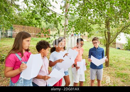 Multikultureller Kinderchor singt ein Lied auf der Talentshow Im Sommerlager Stockfoto