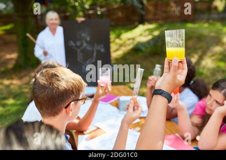 Kinder lernen Chemie in der Sommerschule Sommer Nachhilfe Sommer Das Nachhilfelager der Schule Stockfoto