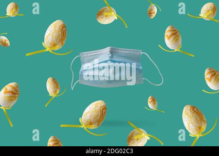 Neue normale Jahreszeiten, Frühling mit fliegender Schutzmaske. Ein Jahr der Pandemiekrise des Coronovirus. Fliegende Eier wie Symbol Frühling. Konzept der Schwerelosigkeit. Stockfoto