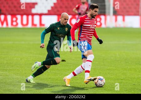 Antonio Puertas aus Granada und Sandro Ramirez aus Huesca während des spanischen Fußballspiels La Liga zwischen Granada CF und SD Huesca am 6. Dezember 2020 im Nuevos Los Carmenes Stadion in Granada, Spanien - Foto Joaquin Corchero / Spanien DPPI / DPPI / LM Stockfoto