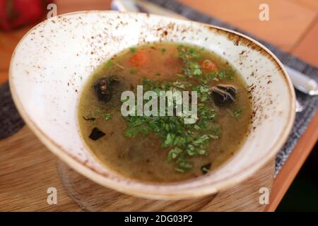 Teller mit Fischsuppe auf dem Tisch im Café Stockfoto