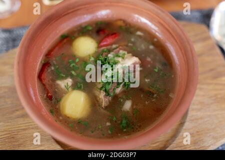 Teller mit Shurpa-Suppe auf dem Tisch im Café Stockfoto