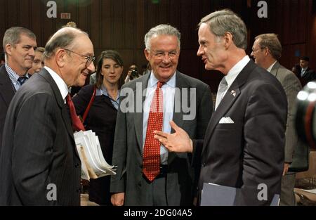 Washington, DC - 16. Juli 2002 -- Alan Greenspan, Vorsitzender, Board of Governors, Federal Reserve System, Left, chattet mit dem Vorsitzenden Paul Sarbanes (Demokrat von Maryland), Mitte, und US-Senator Tom Carper (Demokrat von Delaware) nach dem US-Senat Bank, Wohnungsbau, Stadtangelegenheiten Ausschuss in Washington am 16. Juli 2002. Die Anhörung konzentrierte sich auf den geldpolitischen Bericht des Federal Reserve Board.Kredit: Ron Sachs/CNP weltweit Stockfoto