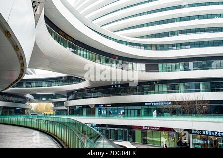 China, Peking, Dongcheng District: Galaxy Soho-Gebäude, entworfen von der Architektin Zaha Hadid. Stockfoto