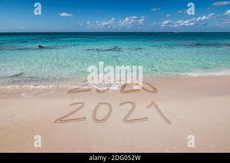 Neujahr 2021 geschrieben am Strand. Stockfoto