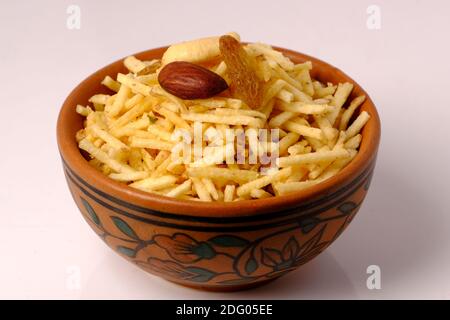 Indischer Stil frittierte Snacks falahari chivda- chivda oder Mischung nameken mit trockenen Früchten. Stockfoto