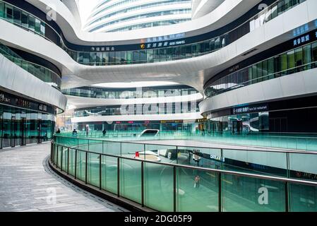 China, Peking, Dongcheng District: Galaxy Soho-Gebäude, entworfen von der Architektin Zaha Hadid. Stockfoto