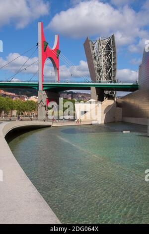 Der Hafen von Bilbao in der Provinz Biskaya in Nordspanien. Blick auf die Puente de la Salve (Brücke). Stockfoto