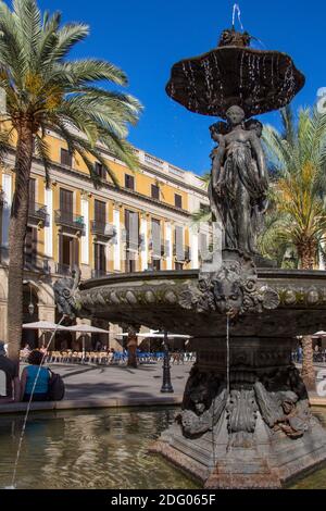 Brunnen in einer autofreien Straße im Stadtteil Eixample von Barcelona in Katalonien in Spanien. Stockfoto