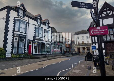 Geschäfte und historische Gebäude im Stadtzentrum von Corwen In Nordwales Stockfoto