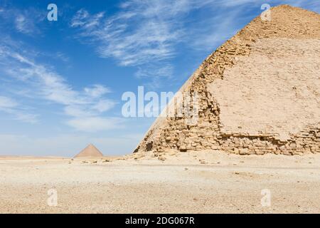 Die gebogene Pyramide mit der roten Pyramide in der Ferne, Dahshur, Ägypten Stockfoto