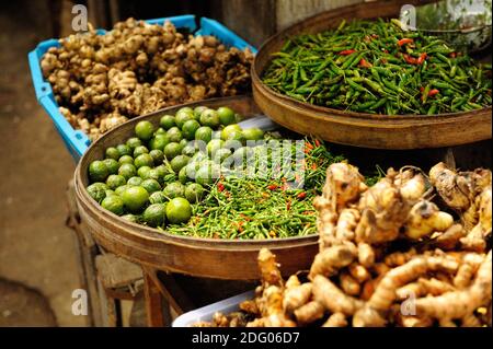 Paprika, Zitronen und Galgant in Bambuskörben am Marktplatz in Bali. Stockfoto