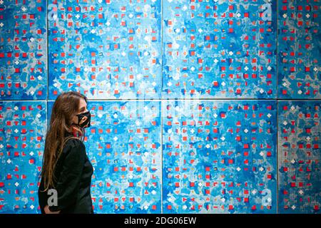 BONHAMS LONDON 7. Dezember 2020. BRIAN CLARKE. Blue Computergram, 1981, Es hat eine Schätzung von £120,000 - 180,000 angeboten bei der Bonhams Modern & Contemporary Art Verkauf am 9. Dezember. Kredit: amer ghazzal/Alamy Live Nachrichten Stockfoto