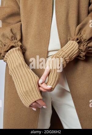 Womаn Hände in warmen Winter Fäustlinge Handschuhe. Herbstkleidung. Schöne Nagelmaniküre Stockfoto