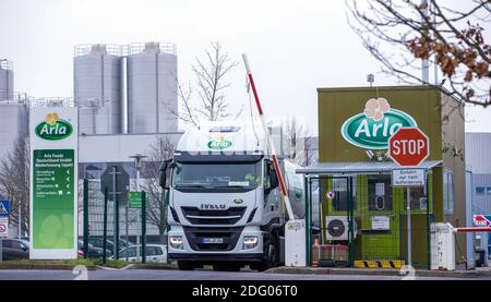 Upahl, Deutschland. Dezember 2020. Vom Gelände der Molkerei Upahl fährt ein Tankwagen durch die Hauptzufahrtsstraße. Das Unternehmen der Arla Foods Deutschland GmbH verarbeitet frische Milch aus der Region. Die Molkerei beschäftigt 450 Mitarbeiter. Quelle: Jens Büttner/dpa-Zentralbild/ZB/dpa/Alamy Live News Stockfoto