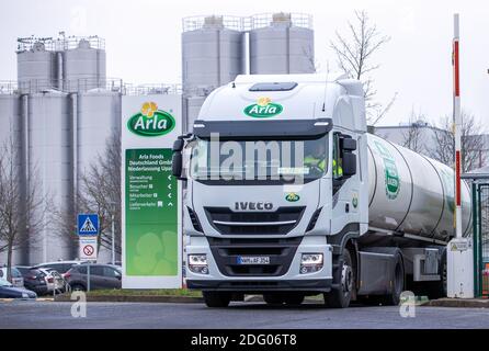 Upahl, Deutschland. Dezember 2020. Vom Gelände der Molkerei Upahl fährt ein Tankwagen durch die Hauptzufahrtsstraße. Das Unternehmen der Arla Foods Deutschland GmbH verarbeitet frische Milch aus der Region. Die Molkerei beschäftigt 450 Mitarbeiter. Quelle: Jens Büttner/dpa-Zentralbild/ZB/dpa/Alamy Live News Stockfoto