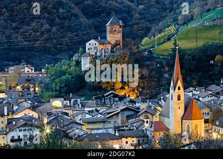 Das Dorf Klausen und das Schloss Branzoll im Herbst. Eisacktal, Provinz Bozen, Trentino-Südtirol, Italien, Europa. Stockfoto