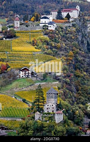 Das Kloster von Sabiona und das Schloss Branzoll. Klausen, Eisacktal, Provinz Bozen, Trentino-Südtirol, Italien, Europa. Stockfoto