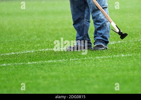 Gärtner bei der Arbeit vor der italienischen Meisterschaft Serie A Fußball Spiel zwischen AS Roma und US Sassuolo Calcio am Dezember / LM Stockfoto