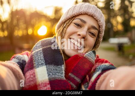 Selbstporträt der verspielten jungen Frau im Freien Stockfoto